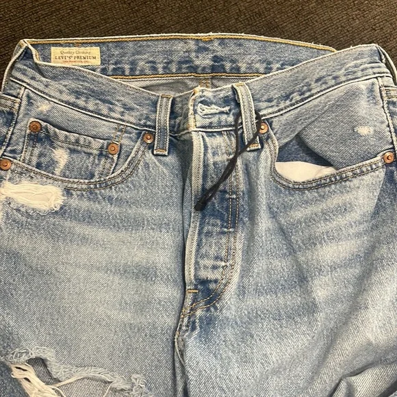 Women’s Levi jeans - Picture 2 of 5